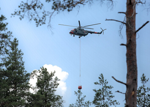 Nacionālo bruņoto spēku helikopters kūdras un meža ugunsgrēka dzēšanas darbos Talsu novada Valdgales pagastā.