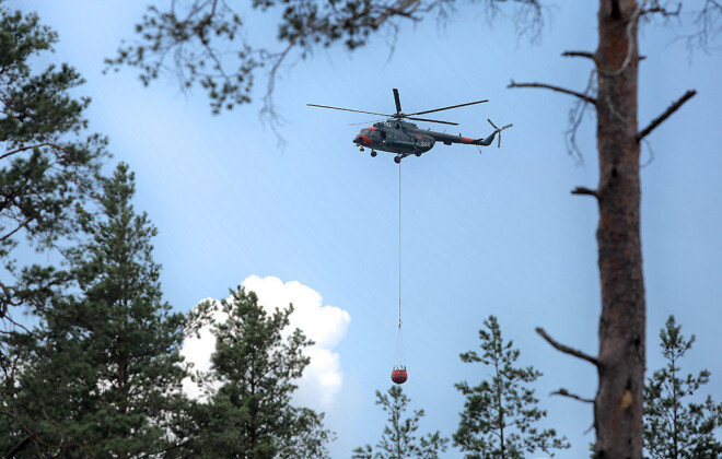 Nacionālo bruņoto spēku helikopters kūdras un meža ugunsgrēka dzēšanas darbos Talsu novada Valdgales pagastā.