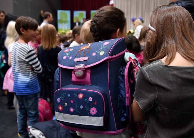 Из Латвии уехало почти 13 тысяч детей школьного возраста