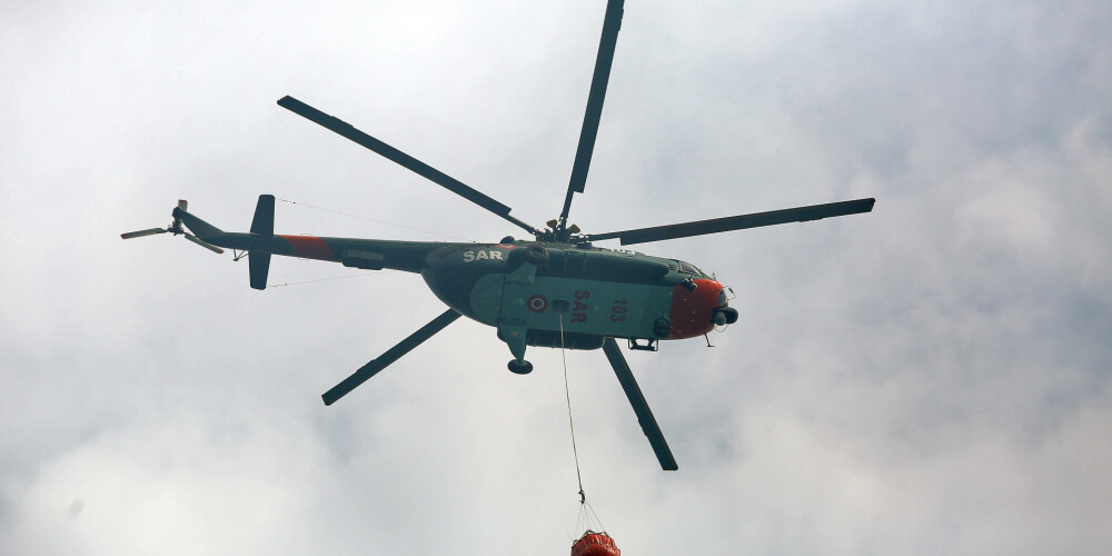 Video: Baltkrievijas helikopters steidz palīgā cīnīties ar Valdgales ugunsgrēku