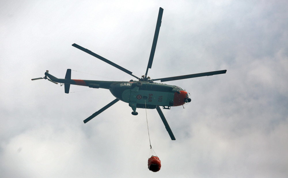 Video: Baltkrievijas helikopters steidz palīgā cīnīties ar Valdgales ugunsgrēku