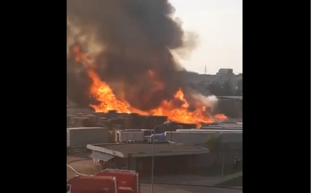 Milzu ugunsgrēks Rīgā: degušas paletes, kravas auto ar alkoholu, nodedzis angārs; cietuši 10 ugunsdzēsēji 