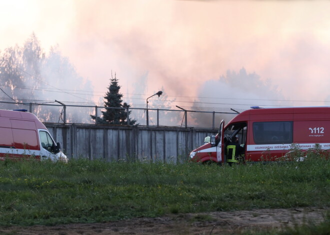 Milzu ugunsgrēks Rīgā: degušas paletes, kravas auto ar alkoholu, nodedzis angārs; cietuši 10 ugunsdzēsēji 