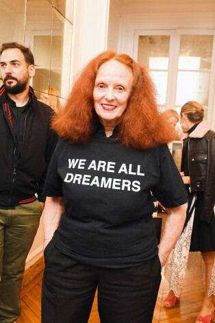 Stiliste Greisa Kodingtona Off-White un Laurene Powell Emerson Collective sadarbības tēkreklā, 2017.