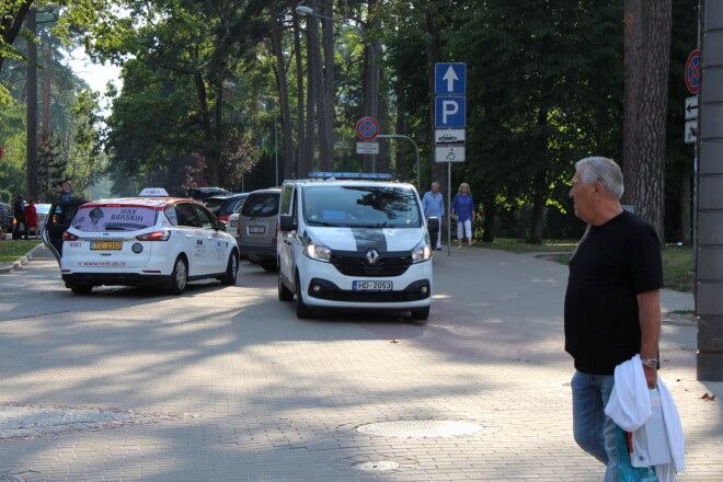 Valsts policijas patruļa neiejaucas - nav dots tāds uzdevums.