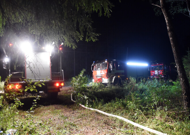 Ķemeru parka meža un purva ugunsgrēka dzēšanā patlaban helikoptera iesaistīšana nav nepieciešama