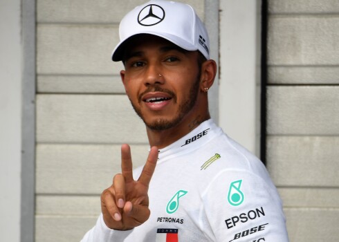 Hamiltons uzvar lietainā Ungārijas "Grand Prix" kvalifikācijā