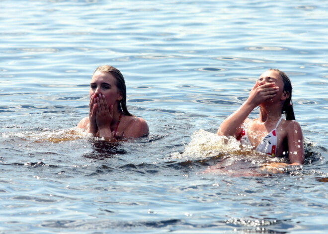 Вода в реках и озерах прогрелась до +26 градусов, в море вода местами холодная