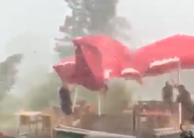VIDEO: pamatīga vētra izpluina Krimuldas krodziņa "Zandarts" āra terasi