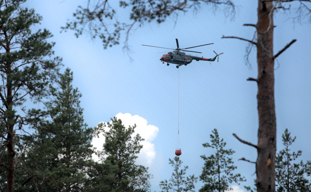 Latvija pirks 6 helikopterus, ar kuriem varēs arī dzēst ugunsgrēkus