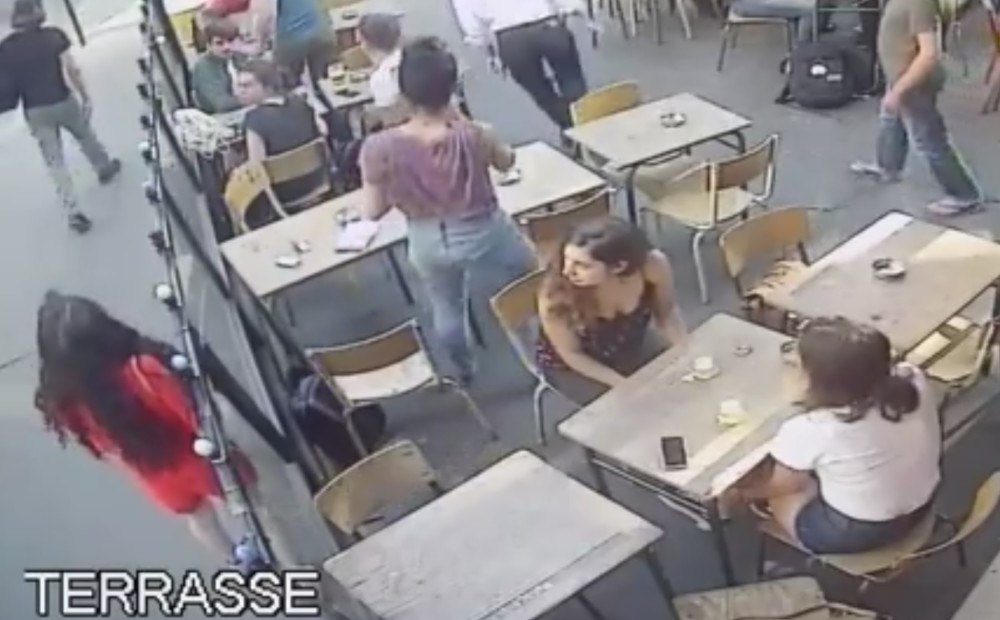 Franciju šokē video, kurā redzams brutāls uzbrukums jaunai sievietei uz ielas gaišā dienas laikā