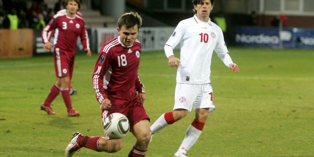 Latvijas futbola izlases spēlētāji Jurijs Žigajevs (nr.18, sarkans) un Vitālijs Astafjevs (nr.3, sarkans), un Gruzijas valstsvienības spēlētājs Levans Kobiašvili (nr.10, balts) 2012.gada Eiropas čempionāta kvalifikācijas turnīra spēlē futbolā "Skonto stadionā".