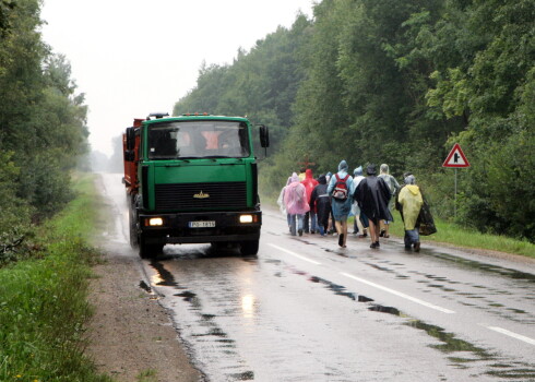 Svētceļnieki dodas uz Aglonu, lai piedalītos Vissvētākās Jaunavas Marijas debesīs uzņemšanas svētkos.