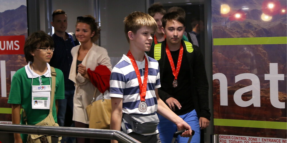 FOTO: Rīgas lidostā sagaida skolēnus, kuri informātikas olimpiādē Maskavā izcīnīja Eiropas bronzu