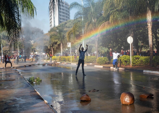 Zimbabvē pēcvēlēšanu protesti pāraug vardarbībā