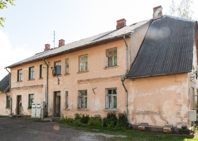 Ķekavas draudzes mājas „Kraujas” iedzīvotājus nav par ko apskaust. Viņiem jāiztiek ar sauso tualeti, ūdens jānes no ūdenspumpja pagalmā, apkārtne nav diez ko sakopta, ēkā valda nepatīkams smārds un mitrums, ko rada pie mājas pamatiem ierīkotā tualetes bedre.