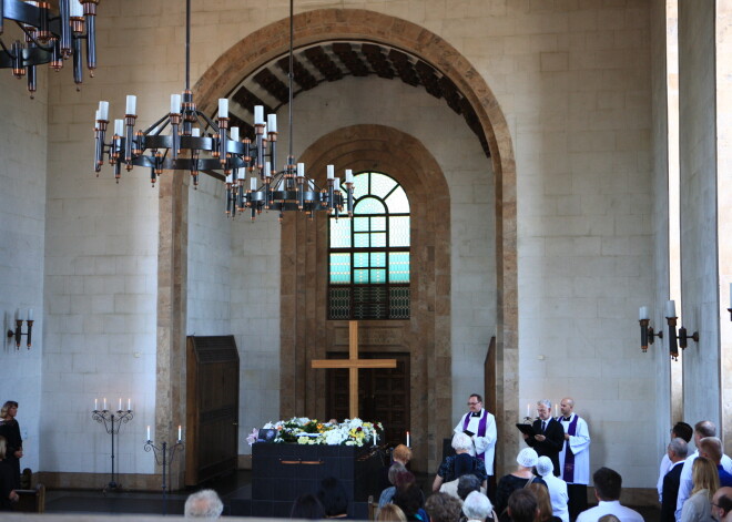 Rīgas Krematorijas Lielajā zālē notikusi atvadīšanās no mūžībā devušās runas pedagoģes un režisores Antonijas Apeles.