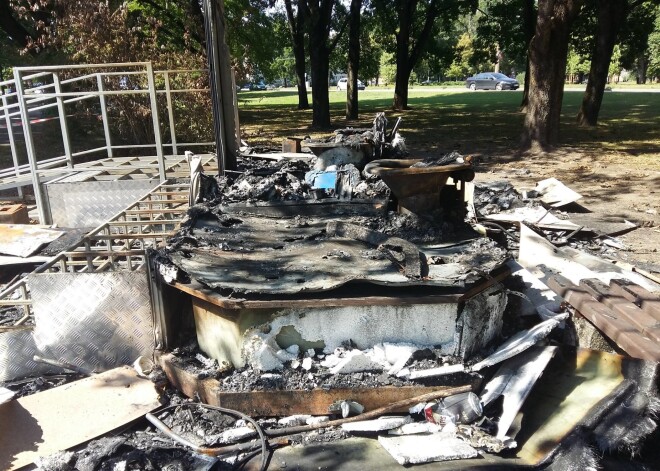 Uzvaras parkā līdz pamatiem nodedzinātas sabiedriskās tualetes. Aizdomas, ka tā vis nav nejaušība