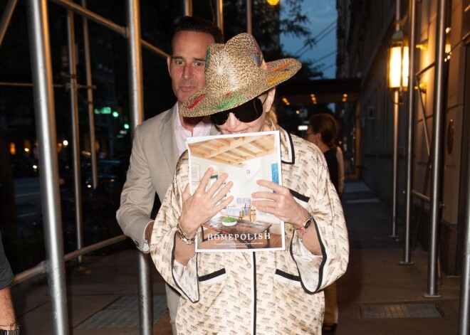 Pāris nedēļu pirms 60. dzimšanas Madonna iziet ielās pidžamā, kā evakuēta no degošas mājas