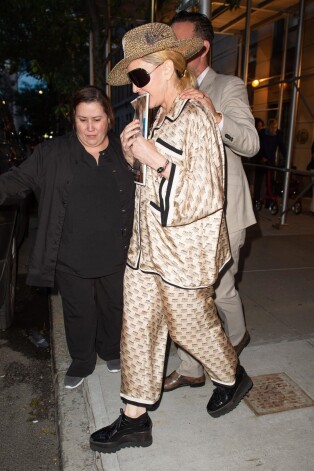 Popzvaigzne Madonna Ņujorkas ielās izgājusi pidžamā.