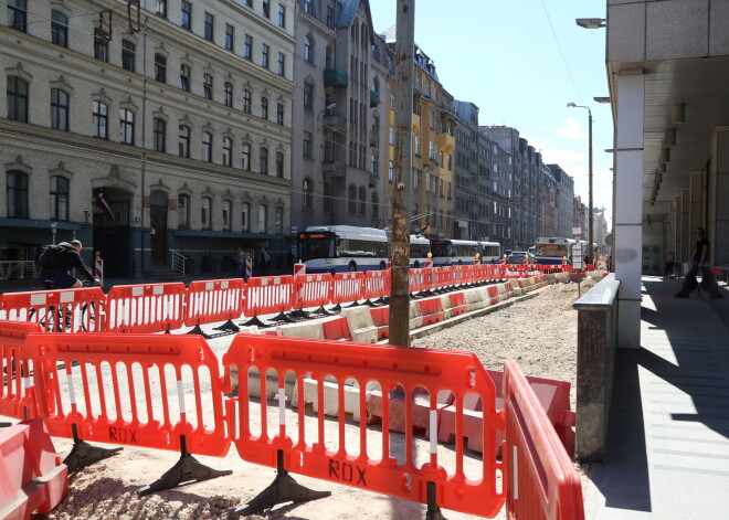 Piektdienas rītā Brīvības ielā varētu būt ievērojami palēlēnināta satiksme