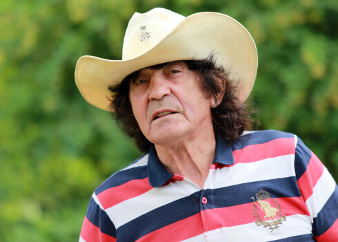 Nespēju izskaidrot savas spējas, kur nu vēl to, kas man un citiem dziedniekiem tās devis! Vienu gan esmu sapratis – lai arī cilvēki teic, ka dziedniekiem un viņu teiktajam netic, savā dziļākajā būtībā tic gan, saka Fazakešs.