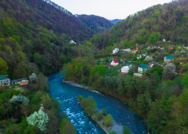 Traģēdija Sočos: četru cilvēku ģimene iekrīt upē, abus bērnus aiznes straume