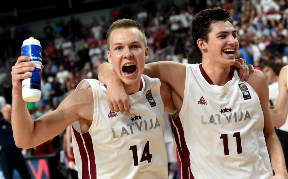 Vēsturiska diena Latvijas U-18 basketbolistiem - Žagars samet 35 punktus, izlase tiek Eiropas čempionāta finālā