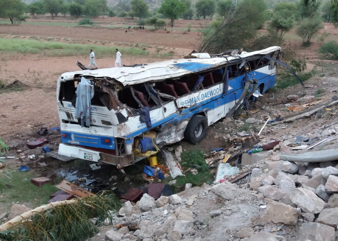 Pasažieru autobusa un naftas cisternas sadursmē Pakistānā gājuši bojā vismaz 18 cilvēki