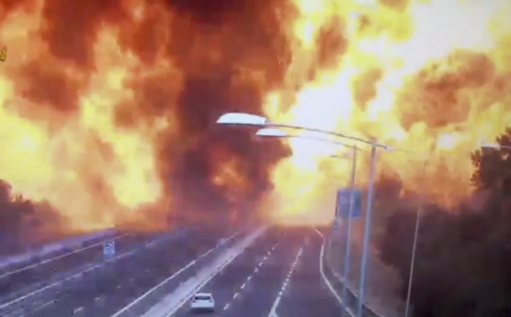 Pie Boloņas lidostas uzsprāgusi autocisterna, sabrucis tilts un ir mirušie