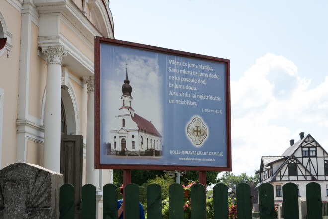 Dzīvojamās mājas "Kraujas" īpašniece ir Ķekavas draudze, kuras dievnams atšķirībā no "Kraujām" gan izskatās pievilcīgs.