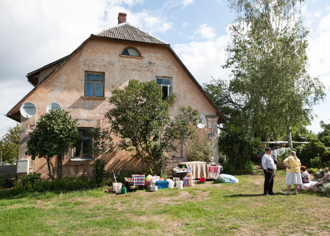 Ķekavas draudzes mājas īrnieki mīt gaužām bēdīgos apstākļos un gadiem karo par cilvēcīgāku dzīvi