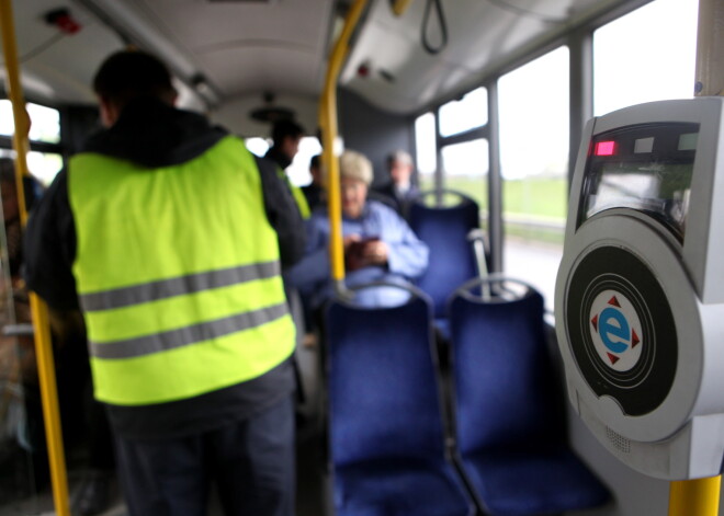 Rīgas sabiedriskajā transportā jūlijā pieķerts par 27,5% mazāk bezbiļetnieku nekā mēnesi iepriekš