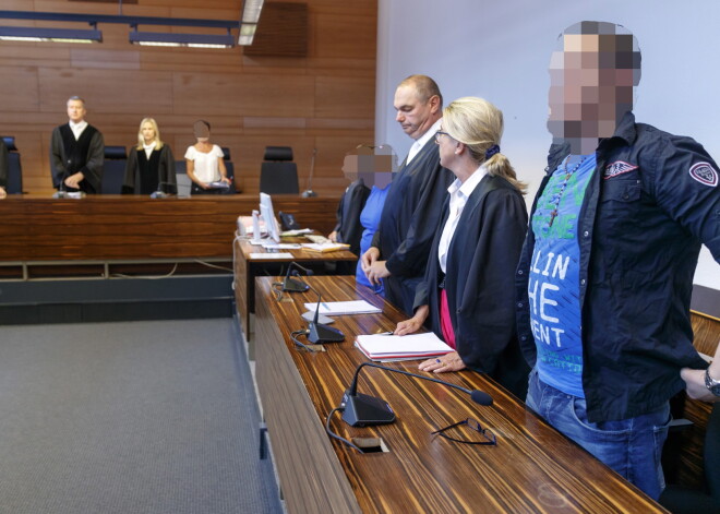 Vācijas tiesa otrdien, 7. augustā piesprieda ilglaicīgus cietumsodus pārim, kas atkārtoti seksuāli izmantoja savu 10 gadus veco dēlu. Zēna māte, kura saskaņā ar Vācijas likumiem tika identificēta kā 48 gadus vecā Berrina T. tika apcietināta uz 12 ar pus gadiem, bet viņas partnerim, kurš identificēts kā 39 gadus vecais Kristians L., tiesa piesprieda 12 gadus.