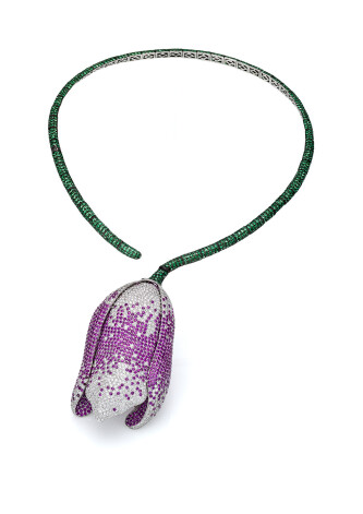 Unikālās rotaslietas izveidei meistari mēneša garumā vienai rotaslietai sakopojuši 3000 augstākās kvalitātes dārgakmeņu.