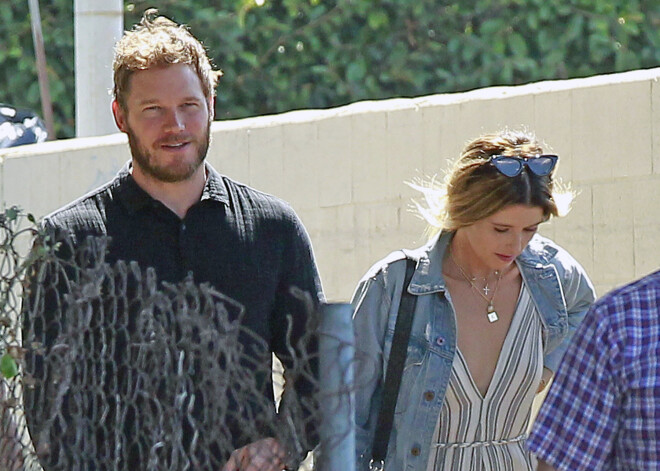 Aktiera Krisa Prata un Arnolda Švarcenegera meitas attiecības kļuvušas ļoti nopietnas