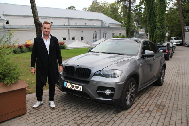 "Ja esi tajā burziņā, tad tev ir jātur sevi statusā gan ar ģērbšanos, gan ar auto, ko izmanto," saka Artūrs.