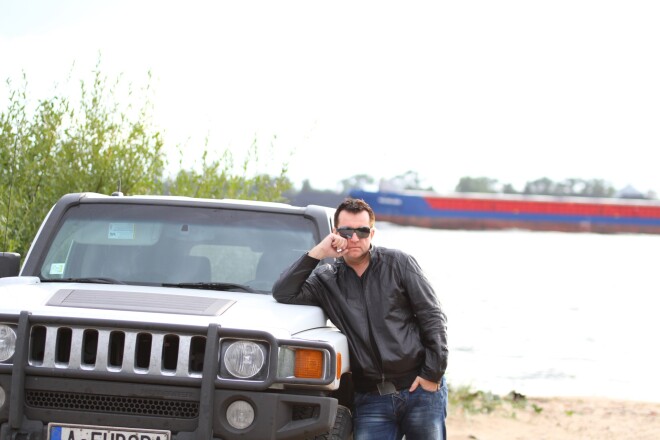 "Hummer" mūziķis pārdevis par simbolisku naudu un bijis priecīgs, ka ticis no tā vaļā.