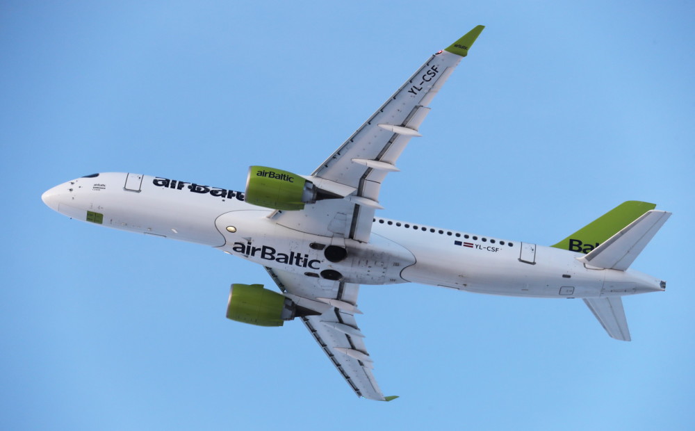 Raķetes izšaušanas laikā uz Tallinu lidojis „airBaltic