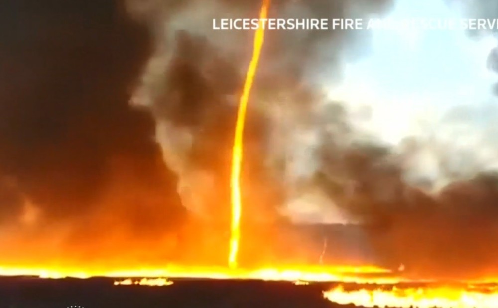 Video: britu ugunsdzēsēju acīm paveras iespaidīga un potenciāli ļoti bīstama parādība - 