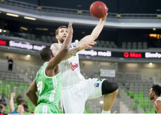 Ronalds Zaķis (ar bumbu) Ļubļanas "Union Olimpija" kreklā.