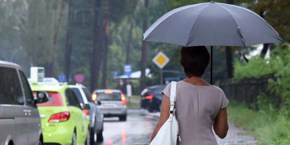 В ближайшие дни циклон принесет в Латвию дожди и прохладу