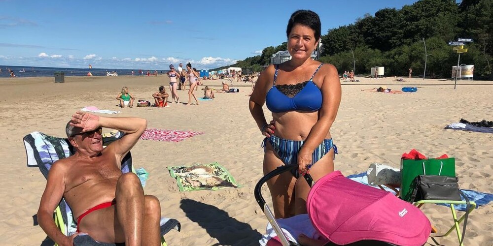 Эммануил Виторган показал, как он с женой и маленькой дочерью отдыхает на пляже в Юрмале