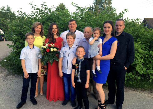 Jūrdžu ģimene meitas Arnitas 12. klases izlaidumā.