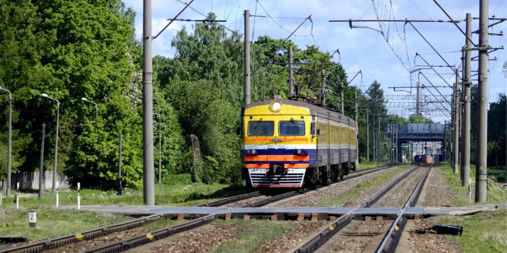 Sekas varēja būt smagākas: "Pasažieru vilciens" prasīs paskaidrojumus no "Latvijas dzelzceļa" par nokritušo koku uz sliedēm