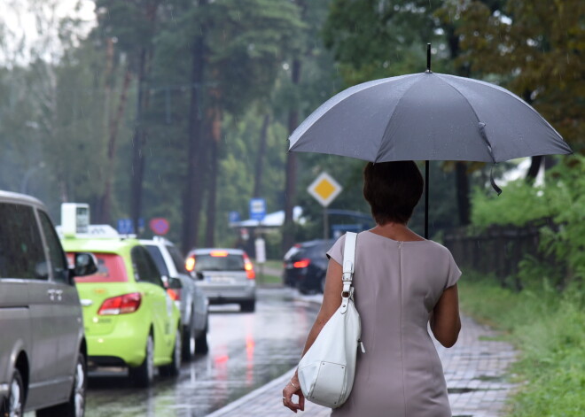 Šodien sinoptiķi sola lietu, rīt - postošu vēju