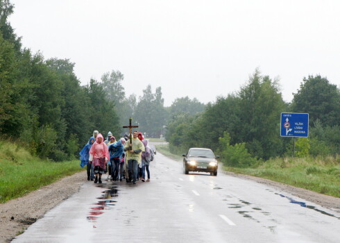 Svētceļnieki dodas uz Aglonu, lai piedalītos Vissvētākās Jaunavas Marijas debesīs uzņemšanas svētkos.