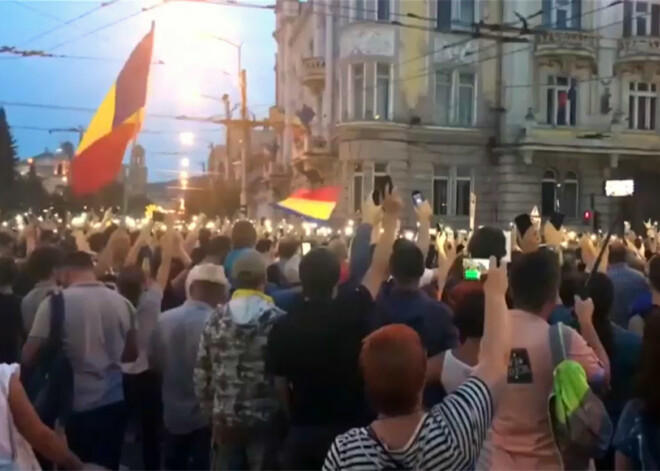 Rumānijā jau trešo dienu tūkstošiem cilvēku protestē pret korupciju