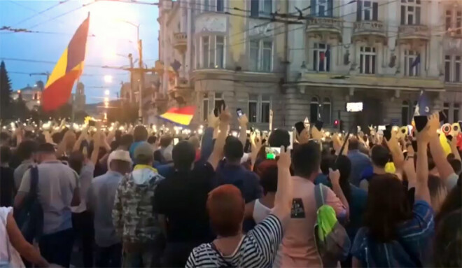 Salīdzinot ar piektdienu un sestdienu, svētdien demonstrācijas noritēja salīdzinoši mierīgi.