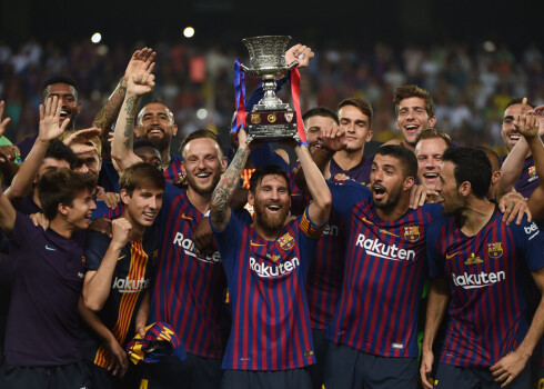 "Barcelona" futbolisti līksmo par panākumu.
